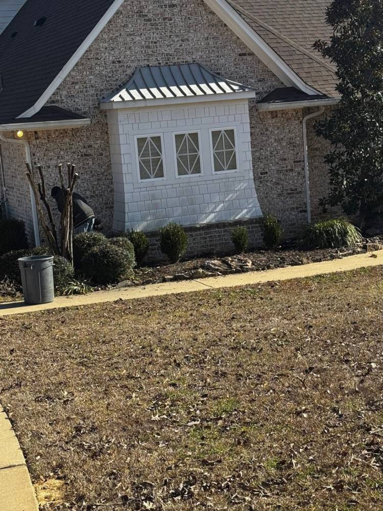 Bed Shaping & Shrub Trim by Lee's Lawn Care in East Texas